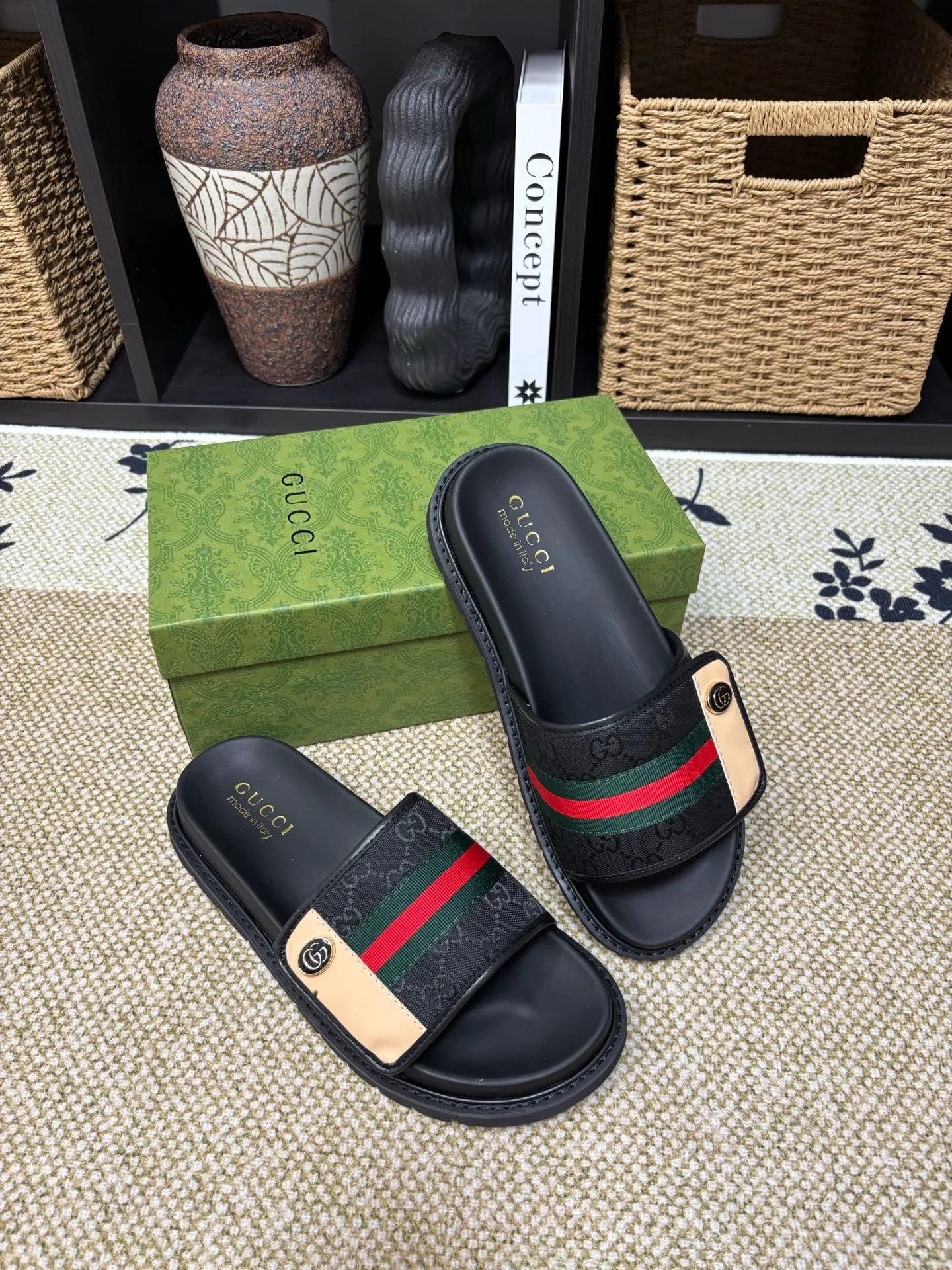 Factory 💰 300 yuan Gucci slippers] high-end men's shoes brand official website 1:1 latest masterpiece: original mold customization, the fabric is made of imported original materials, upgraded outsole, lighter and non-slip. The market's top quality, simple yet tasteful, a must-have for fashionistas, fashionable at your feet, full of confidence, the same style at the counter 👍The season of summer slippers is here. Code: 38-45 (45 customized)